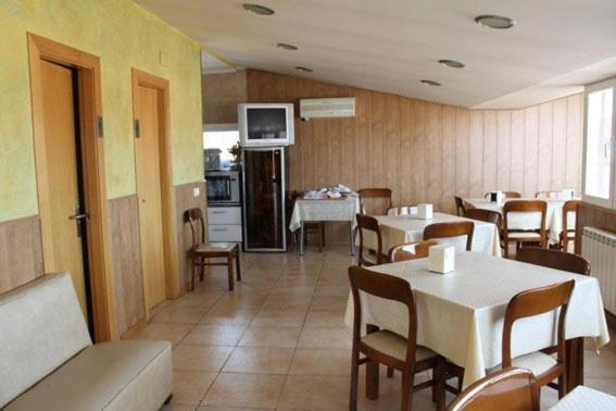 Hostal Valle Del Iregua Albelda De Iregua المظهر الخارجي الصورة