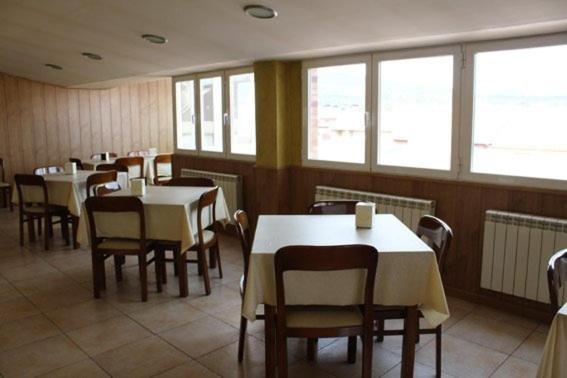 Hostal Valle Del Iregua Albelda De Iregua المظهر الخارجي الصورة